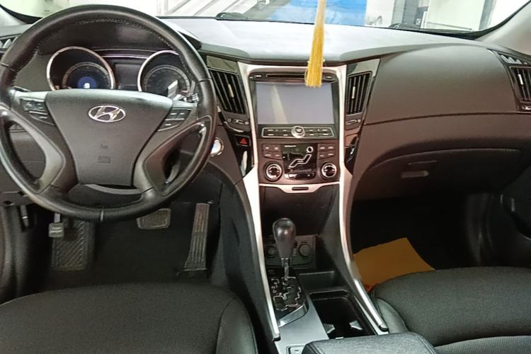 Used Hyundai Sonata 2014 2.0L Automatic Luxury Edition Center Console