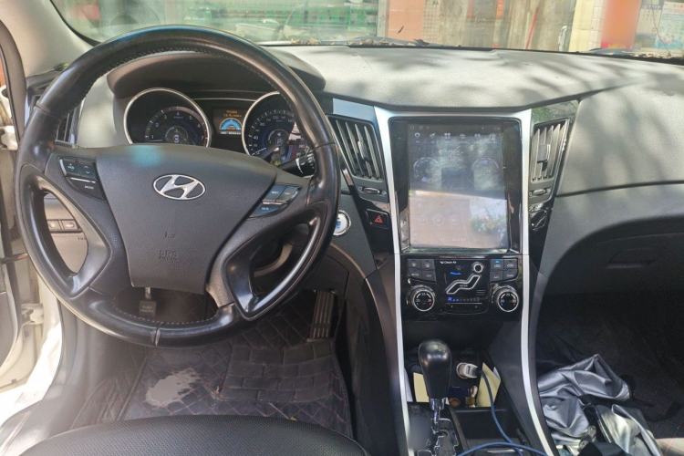 Used Hyundai Sonata 2014 2.0L Automatic Luxury Edition Center Console