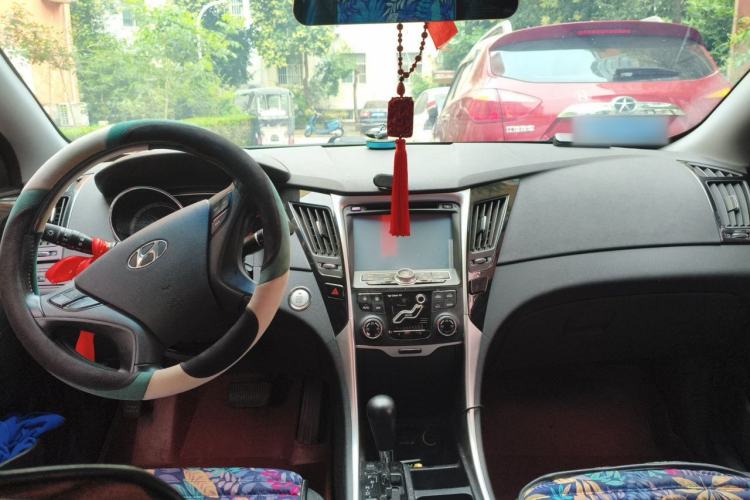 Used Hyundai Sonata 2014 2.4L Automatic Leading Edition China IV Standard Center Console