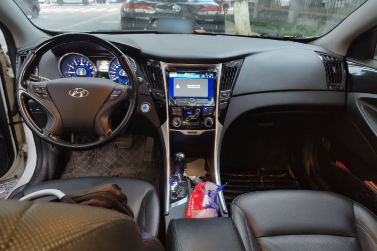 Used Hyundai Sonata 2014 2.4L Automatic Leading Edition China IV Standard Center Console