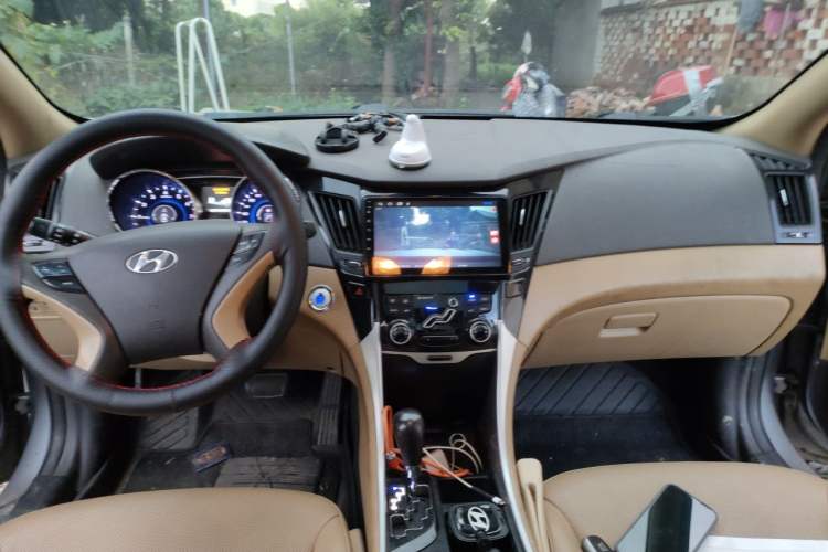 Used Hyundai Sonata 2014 2.0L Automatic Luxury Edition Center Console