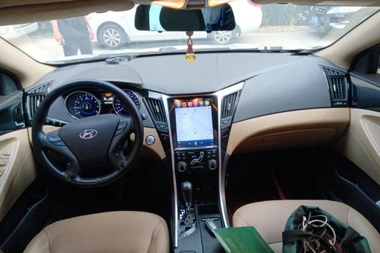 Used Hyundai Sonata 2014 2.4L Automatic Leading Edition China IV Standard Center Console