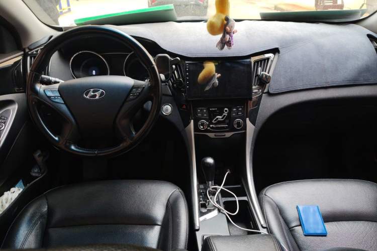 Used Hyundai Sonata 2014 2.0L Automatic Luxury Edition Center Console