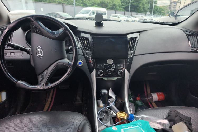 Used Hyundai Sonata 2014 2.4L Automatic Luxury Version China IV Standard Center Console