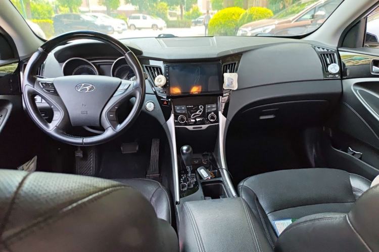 Used Hyundai Sonata 2014 2.4L Automatic Luxury Version China V Standard Center Console