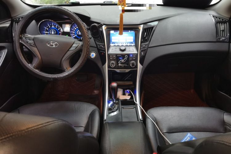Used Hyundai Sonata 2014 2.4L Automatic Leading Edition China IV Standard Center Console