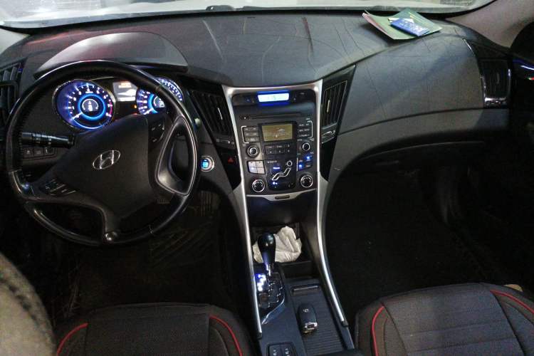 Used Hyundai Sonata 2014 2.0L Automatic Luxury Edition Center Console