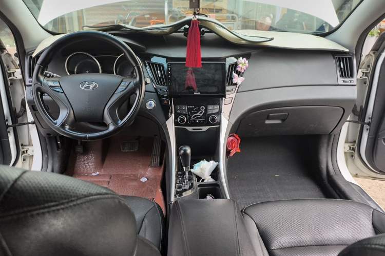 Used Hyundai Sonata 2014 2.4L Automatic Luxury Version China IV Standard Center Console