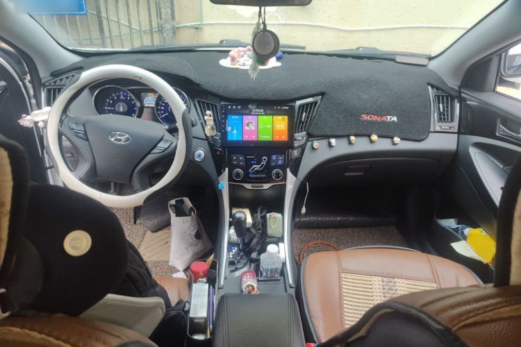 Used Hyundai Sonata 2014 2.4L Automatic Leading Edition China IV Standard Center Console