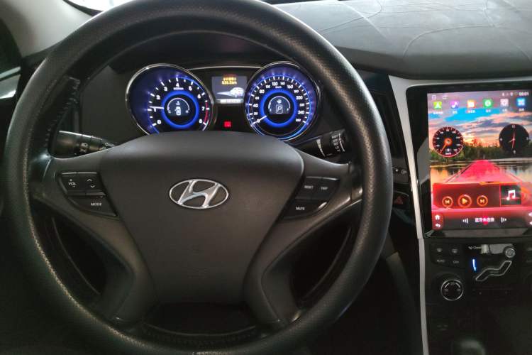 Used Hyundai Sonata 2014 2.4L Automatic Leading Edition China IV Standard Center Console
