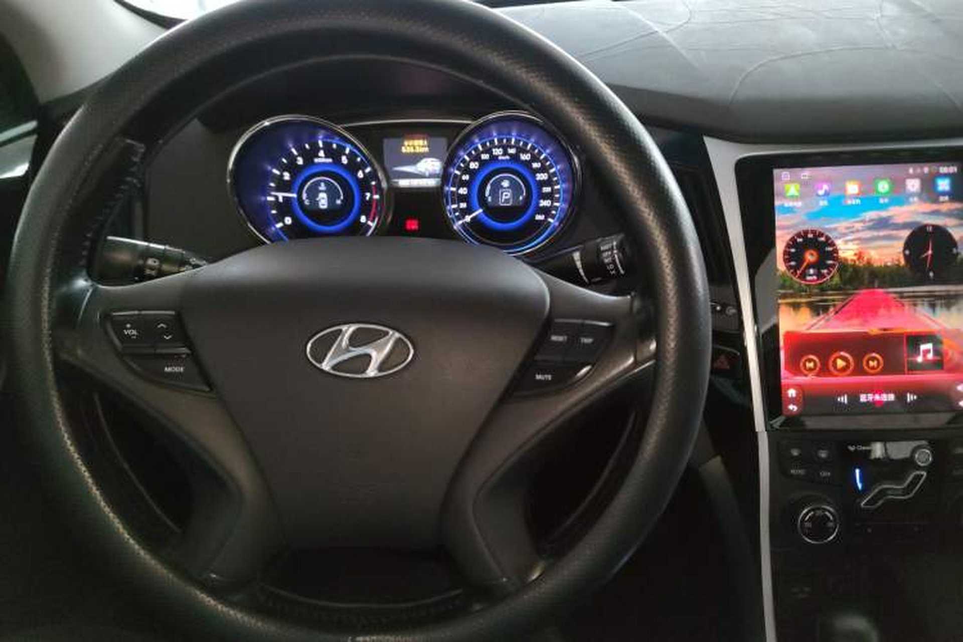 Used Hyundai Sonata 2014 2.4L Automatic Leading Edition China IV Standard Center Console