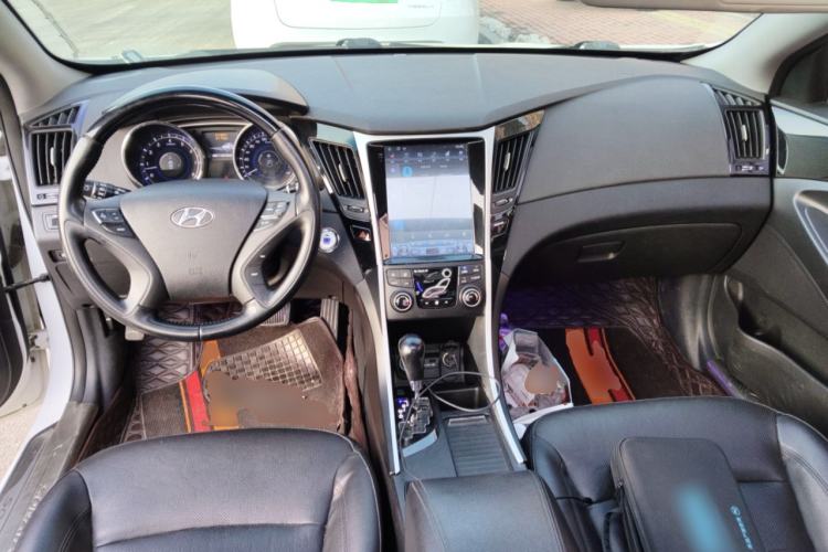 Used Hyundai Sonata 2014 2.4L Automatic Luxury Version China IV Standard Center Console
