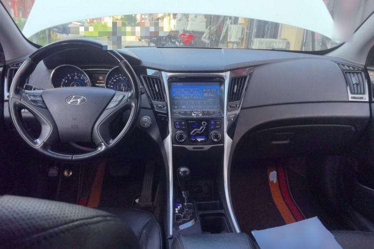 Used Hyundai Sonata 2014 2.4L Automatic Leading Edition China IV Standard Center Console
