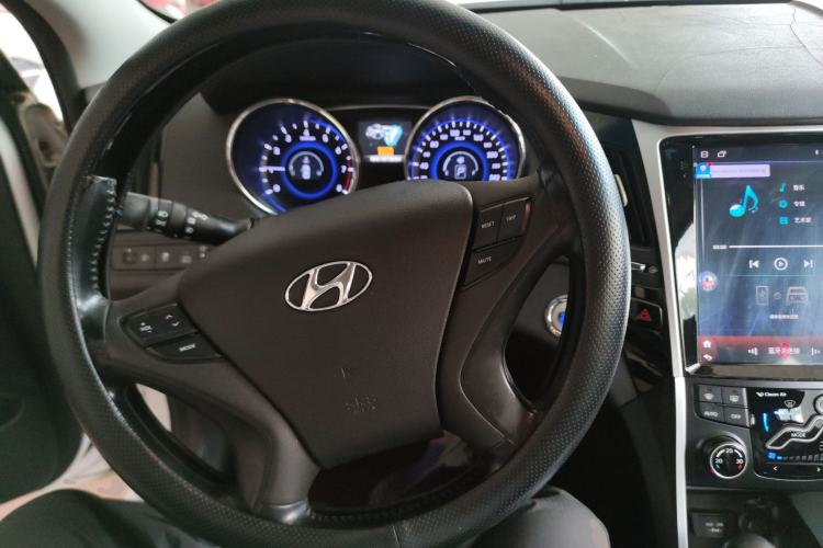 Used Hyundai Sonata 2014 2.4L Automatic Leading Edition China IV Standard Center Console