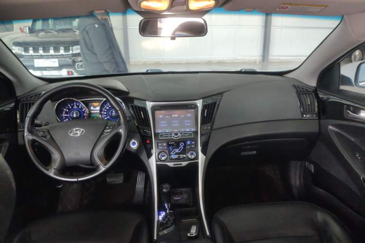 Used Hyundai Sonata 2014 2.0L Automatic Luxury Edition Center Console