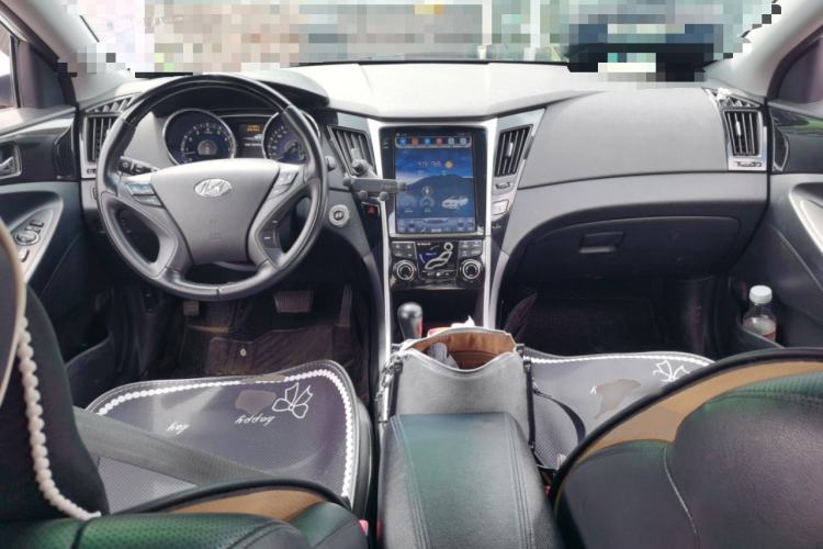 Used Hyundai Sonata 2014 2.4L Automatic Leading Edition China IV Standard Center Console