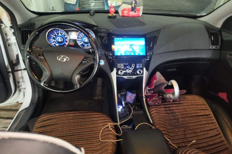 Used Hyundai Sonata 2014 2.4L Automatic Luxury Version China IV Standard Center Console