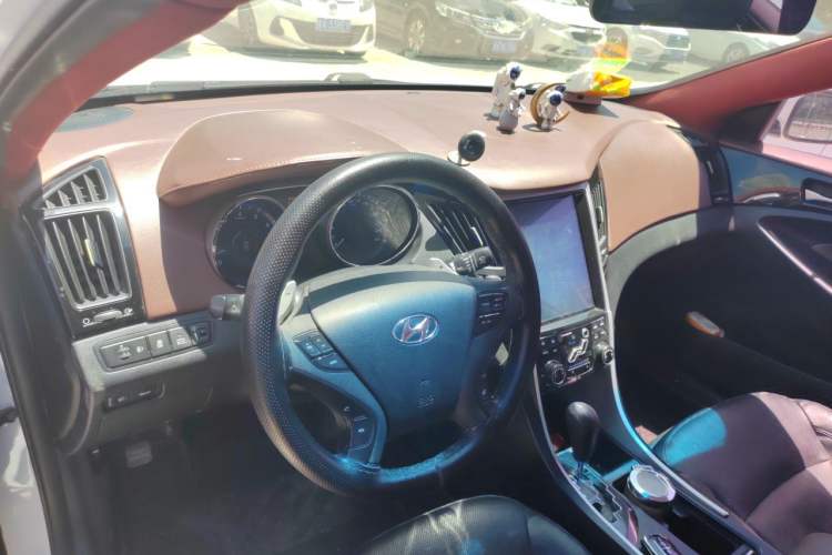 Used Hyundai Sonata 2014 2.4L Automatic Leading Edition China IV Standard Center Console