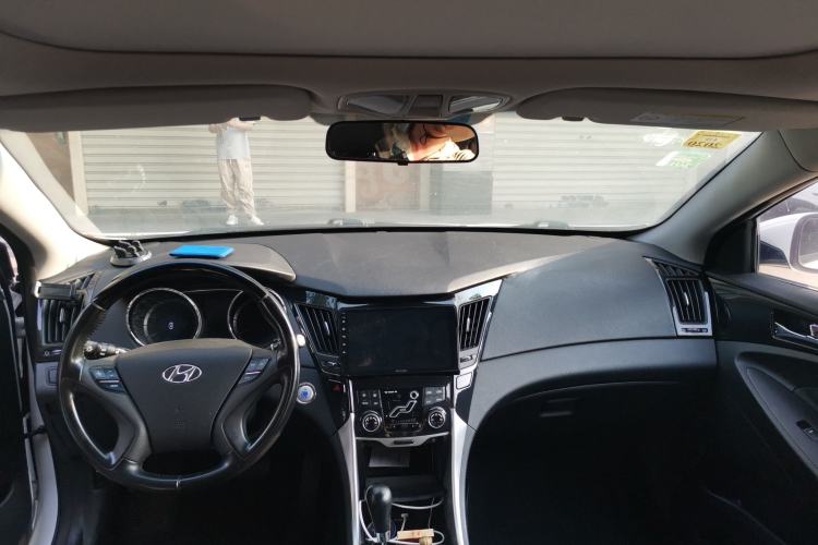 Used Hyundai Sonata 2014 2.4L Automatic Leading Edition China IV Standard Center Console