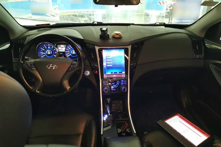 Used Hyundai Sonata 2014 2.0L Automatic Luxury Edition Center Console