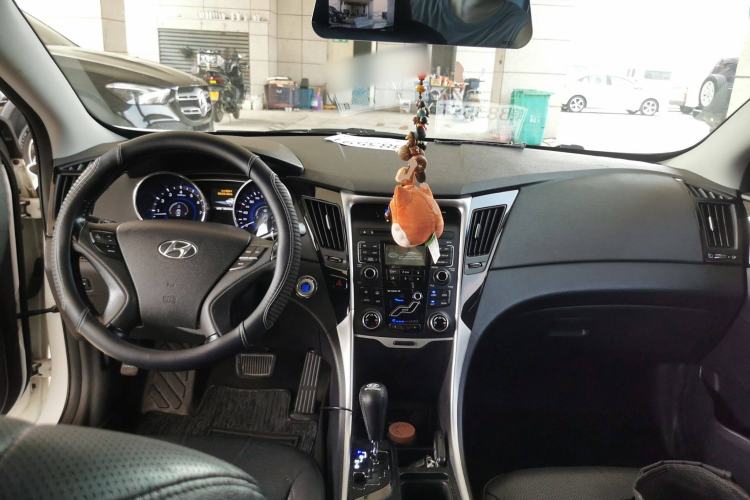 Used Hyundai Sonata 2014 2.0L Automatic Luxury Edition Center Console