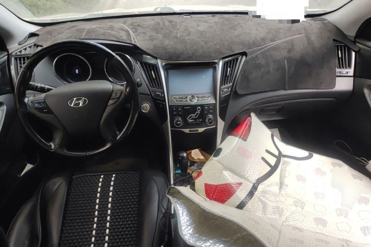 Used Hyundai Sonata 2014 2.4L Automatic Leading Edition China IV Standard Center Console