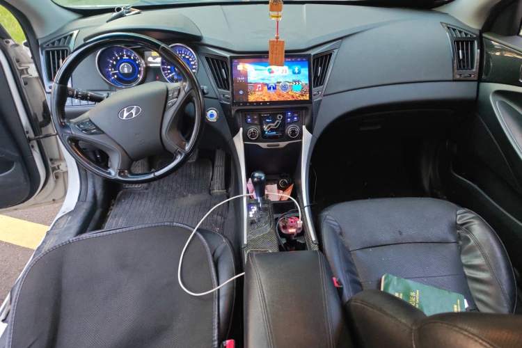 Used Hyundai Sonata 2014 2.4L Automatic Leading Edition China IV Standard Center Console