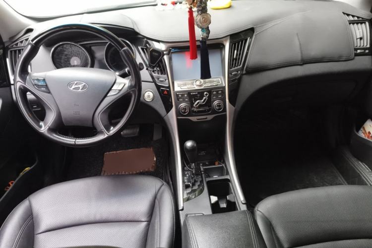 Used Hyundai Sonata 2014 2.4L Automatic Leading Edition China IV Standard Center Console