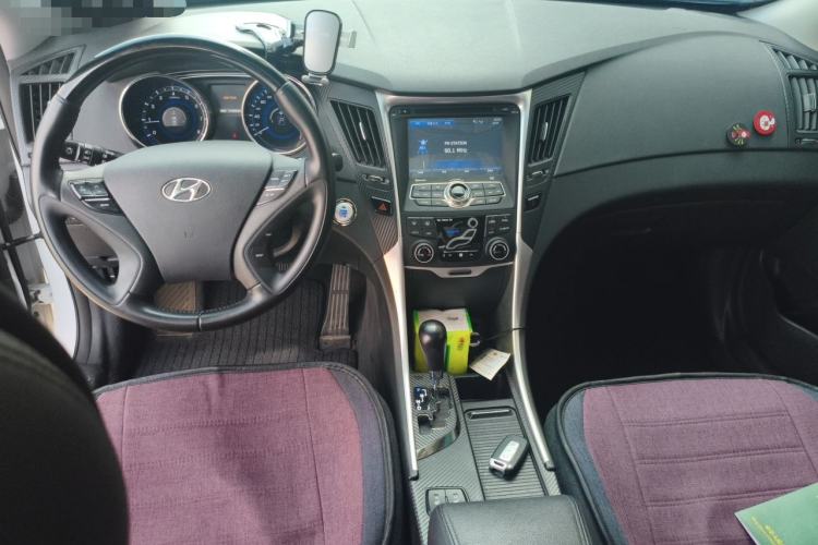 Used Hyundai Sonata 2014 2.4L Automatic Luxury Version China IV Standard Center Console