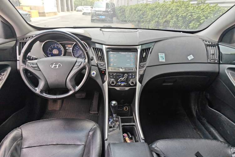 Used Hyundai Sonata 2014 2.0L Automatic Luxury Edition Center Console