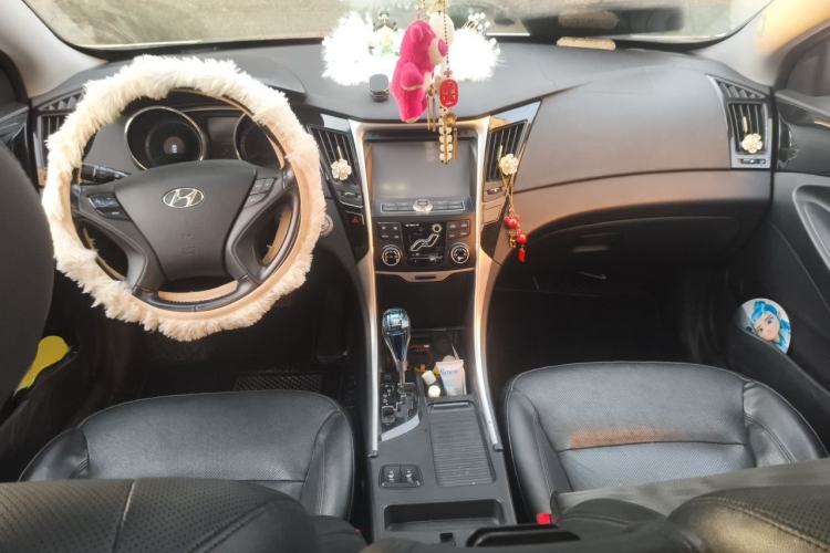 Used Hyundai Sonata 2014 2.0L Automatic Luxury Edition Center Console
