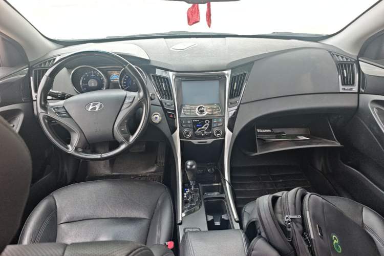 Used Hyundai Sonata 2014 2.4L Automatic Luxury Version China IV Standard Center Console