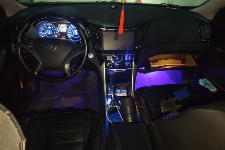 Used Hyundai Sonata 2014 2.4L Automatic Leading Edition China IV Standard Center Console