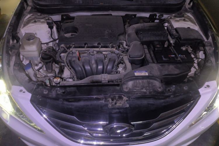 Used Hyundai Sonata 2014 2.4L Automatic Luxury Version China IV Standard Engine Bay