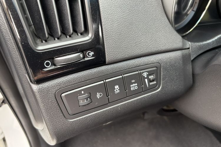 Used Hyundai Sonata 2014 2.4L Automatic Leading Edition China IV Standard Engine Bay