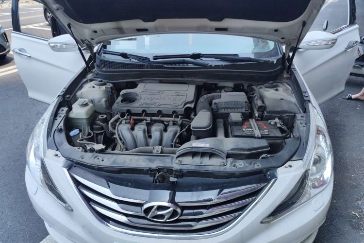Used Hyundai Sonata 2014 2.4L Automatic Luxury Version China IV Standard Engine Bay