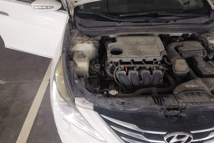 Used Hyundai Sonata 2014 2.4L Automatic Luxury Version China IV Standard Engine Bay Right