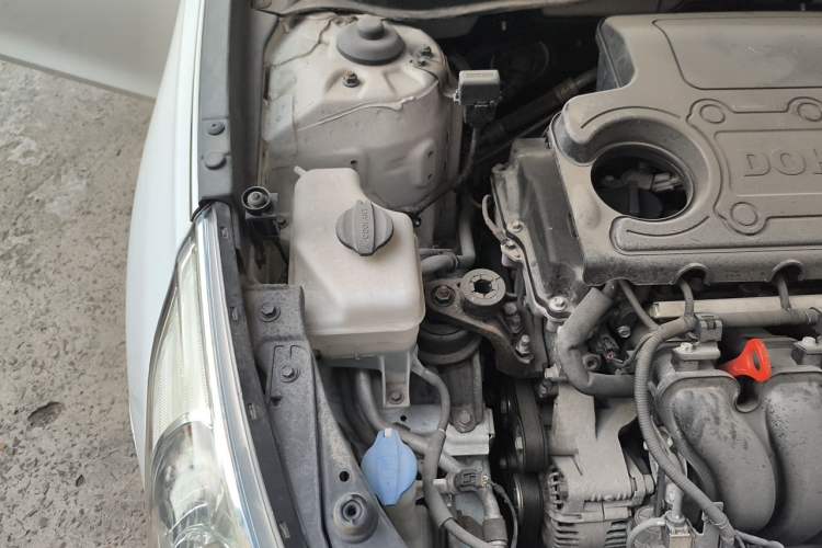 Used Hyundai Sonata 2014 2.4L Automatic Luxury Version China IV Standard Engine Bay Right
