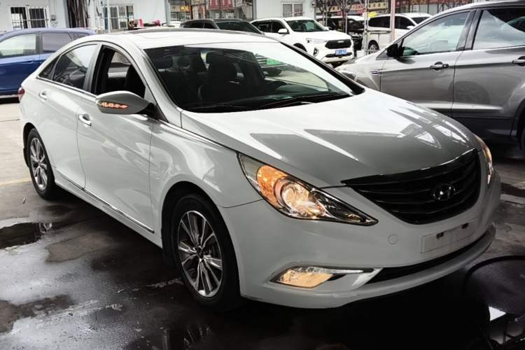 Used Hyundai Sonata 2014 2.0L Automatic Luxury Edition Front Right 45 Deg