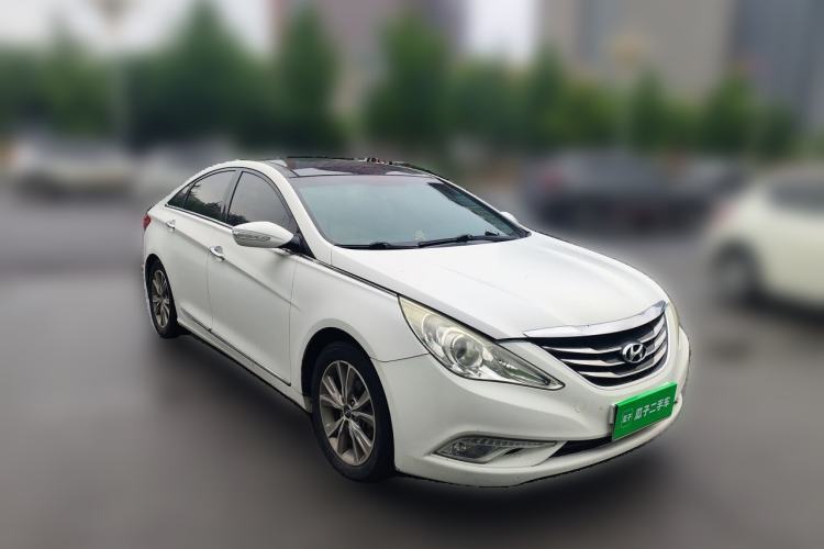 Used Hyundai Sonata 2014 2.4L Automatic Leading Edition China IV Standard Front Right 45 Deg