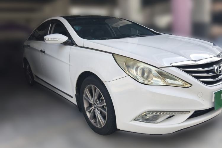 Used Hyundai Sonata 2014 2.0L Automatic Luxury Edition Front Right 45 Deg