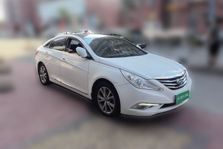 Used Hyundai Sonata 2014 2.4L Automatic Leading Edition China IV Standard Front Right 45 Deg