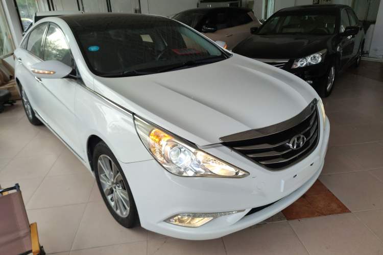 Used Hyundai Sonata 2014 2.4L Automatic Leading Edition China IV Standard Front Right 45 Deg