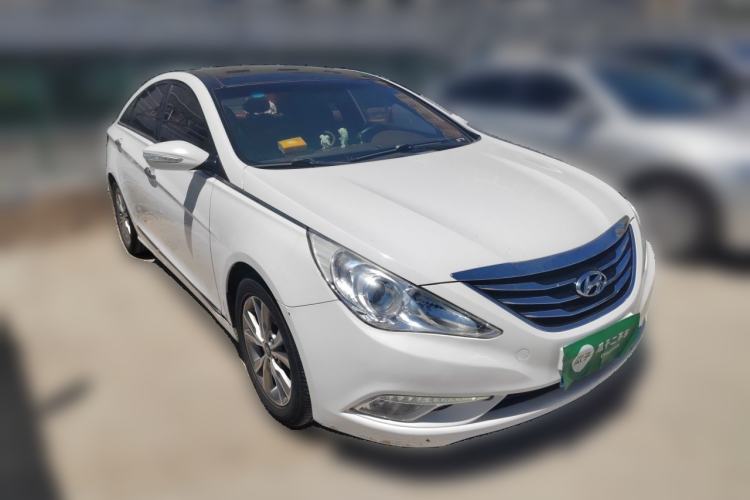 Used Hyundai Sonata 2014 2.4L Automatic Leading Edition China IV Standard Front Right 45 Deg