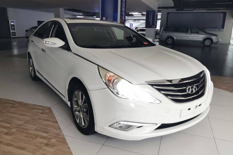 Used Hyundai Sonata 2014 2.0L Automatic Luxury Edition Front Right 45 Deg