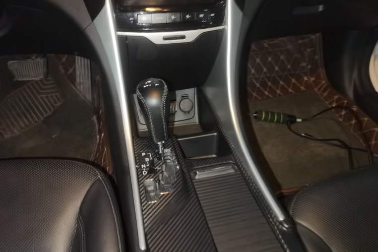 Used Hyundai Sonata 2014 2.4L Automatic Luxury Version China IV Standard Gear Lever