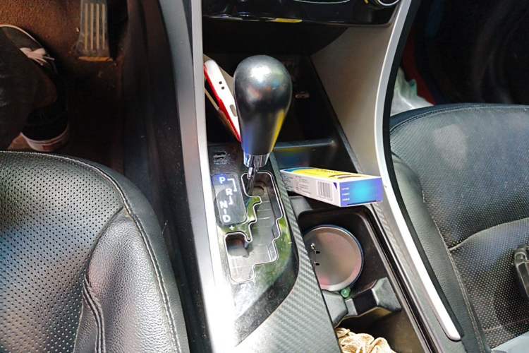 Used Hyundai Sonata 2014 2.4L Automatic Luxury Version China IV Standard Gear Lever