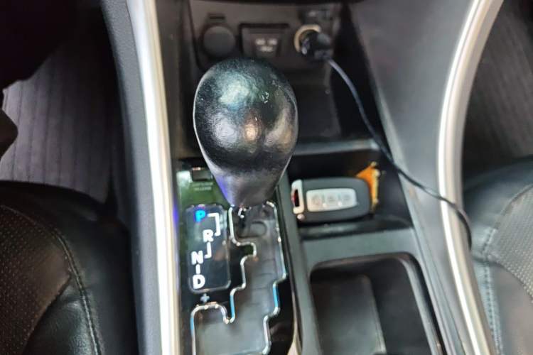 Used Hyundai Sonata 2014 2.4L Automatic Luxury Version China V Standard Gear Lever