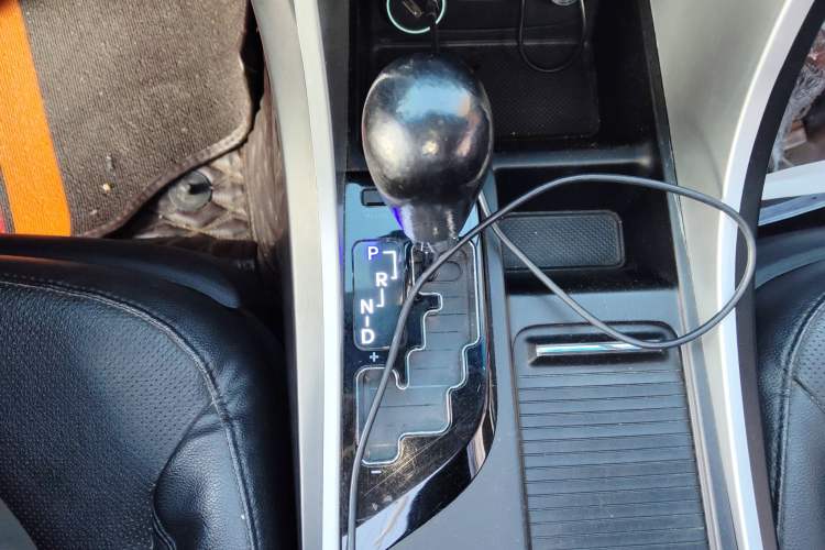 Used Hyundai Sonata 2014 2.4L Automatic Luxury Version China IV Standard Gear Lever