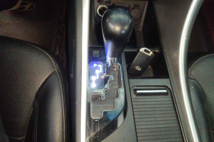 Used Hyundai Sonata 2014 2.0L Automatic Luxury Edition Gear Lever